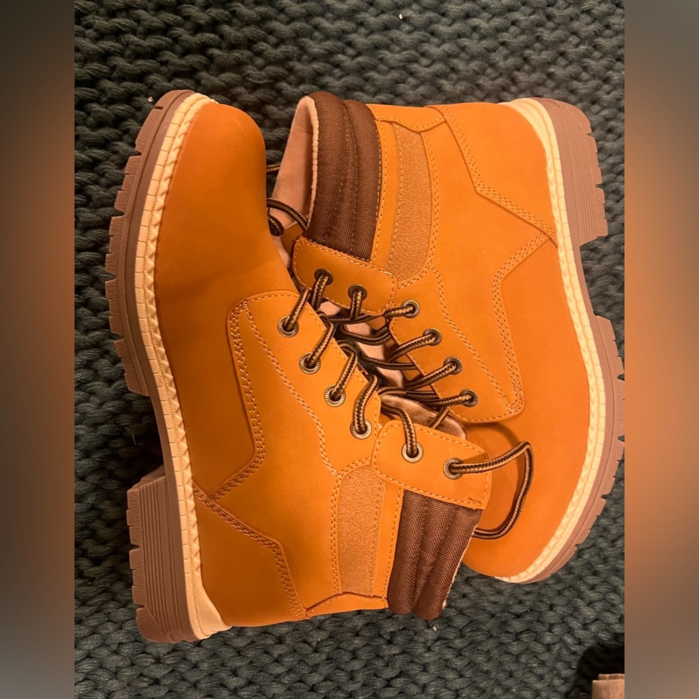 Brown/tan hiking boots